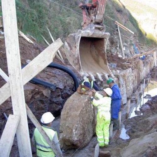 CONSTRUCCION MURO DE ESCOLLERA Y HORMIGON EN PLAYA DE XIVARES