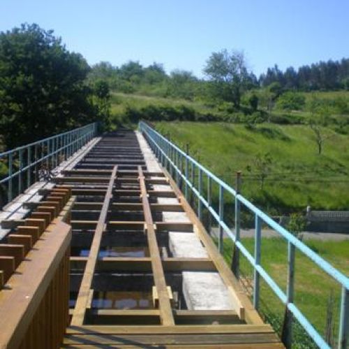 SENDA PEATONAL SOBRE ACUEDUCTO EN PILLARNO